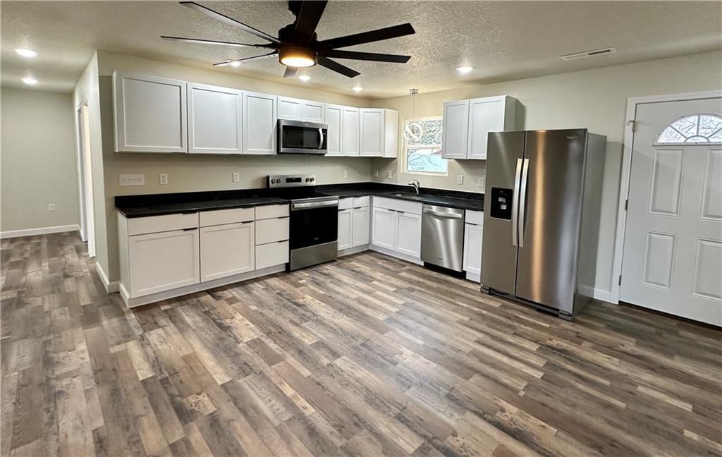 810 N Locust Street — photo 8