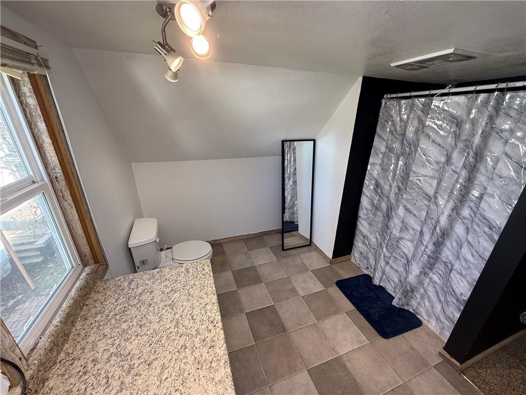 323 W 6th Street — photo 20