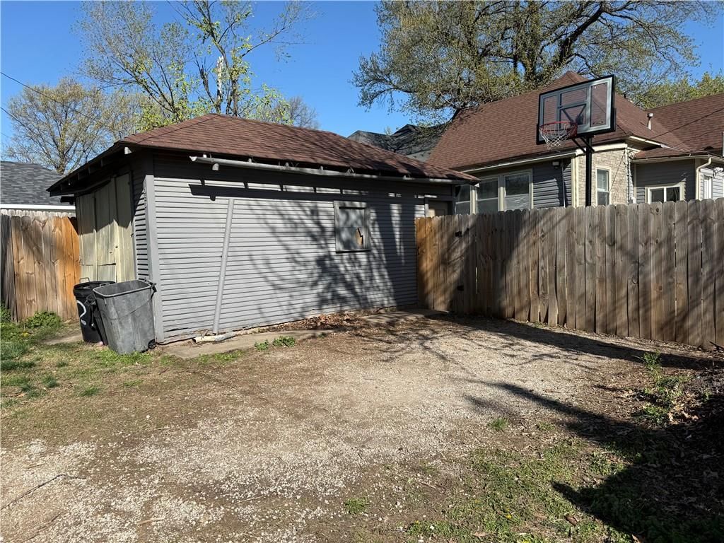 323 W 6th Street — photo 32