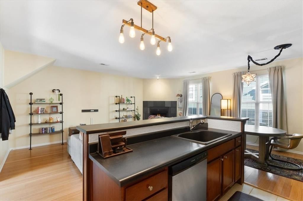 906 W 42nd Street — photo 15