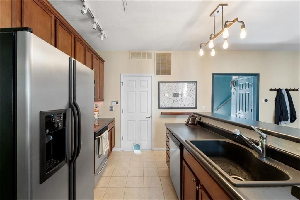 906 W 42nd Street — photo 16