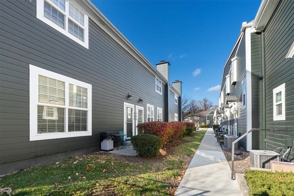 906 W 42nd Street — photo 27