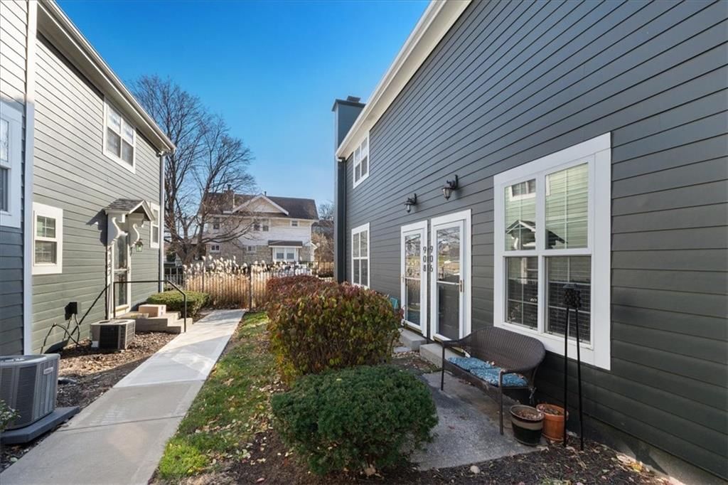 906 W 42nd Street — photo 28