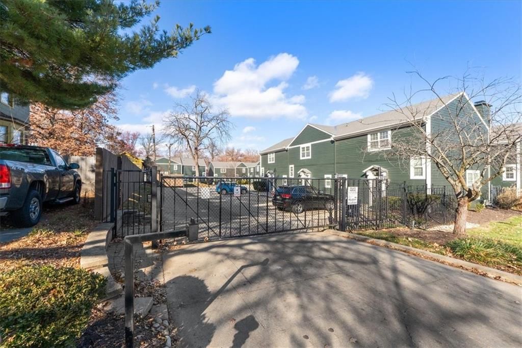 906 W 42nd Street — photo 33