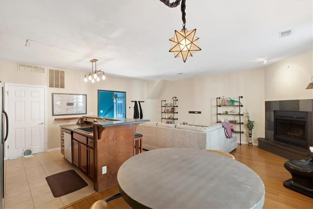 906 W 42nd Street — photo 10