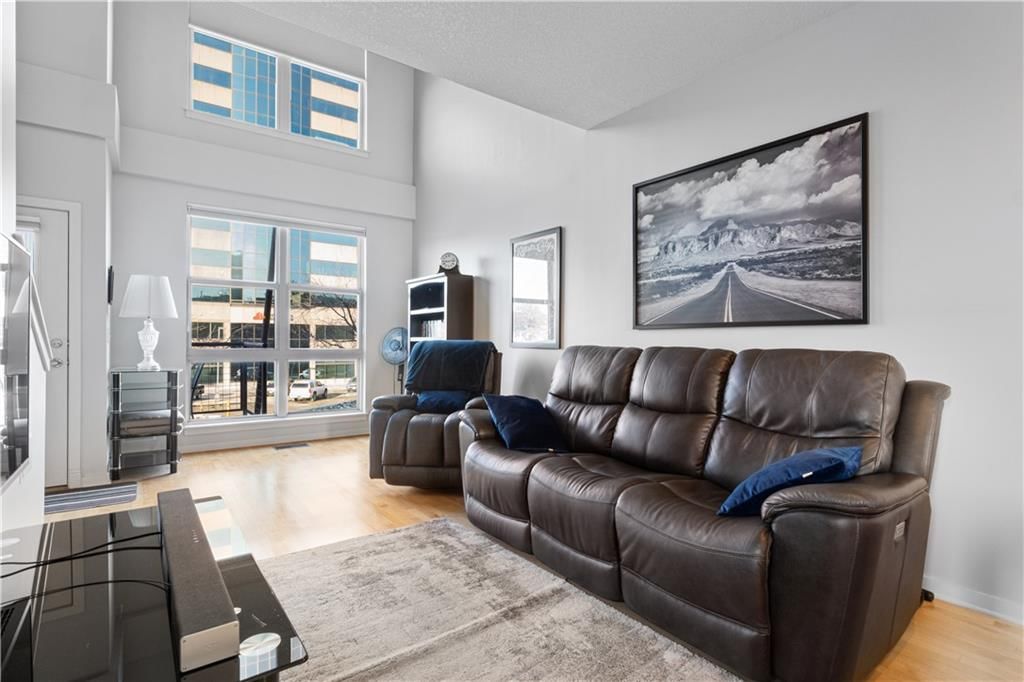 4577 Madison Avenue — photo 11