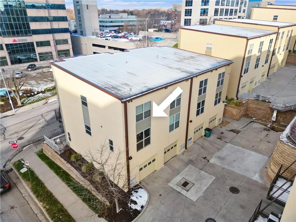 4577 Madison Avenue — photo 30