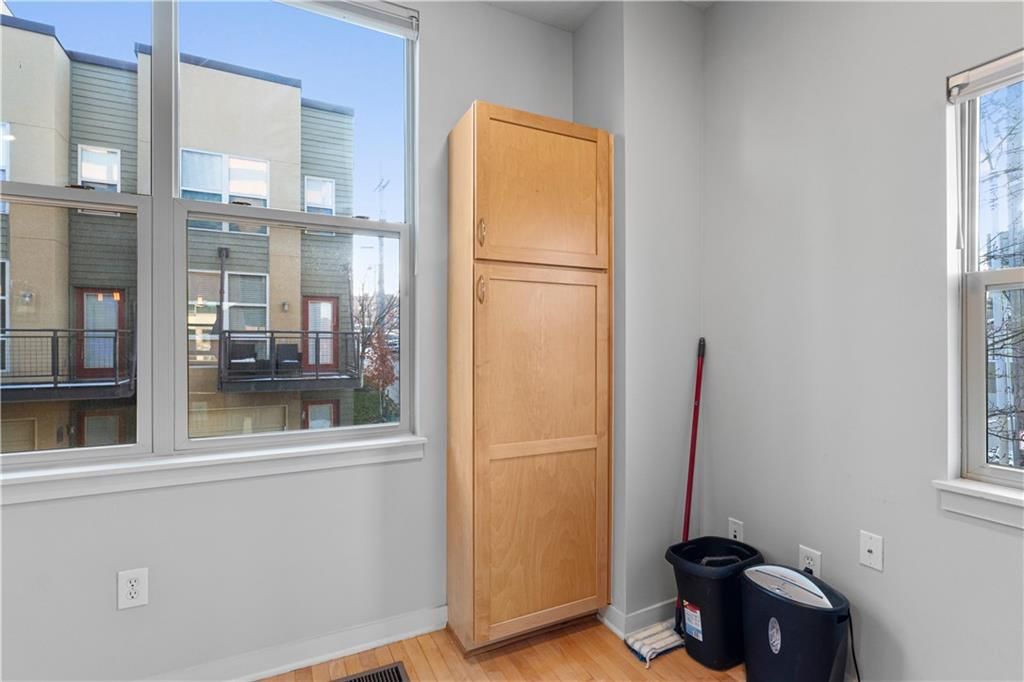 4577 Madison Avenue — photo 7