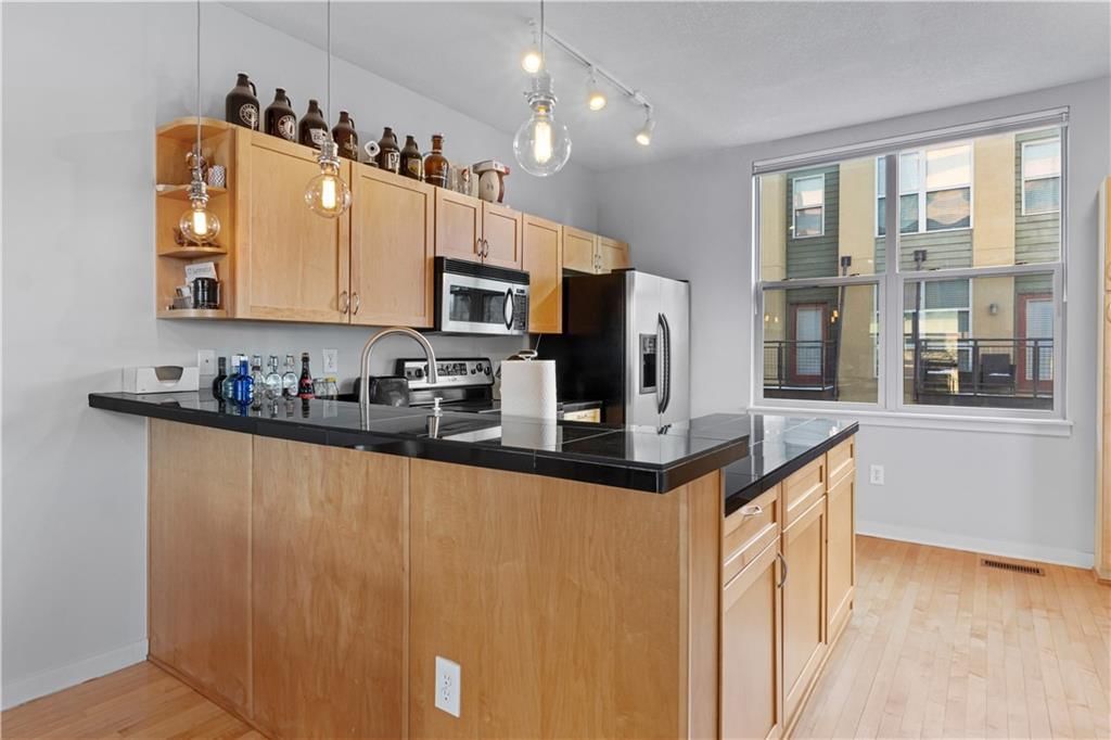 4577 Madison Avenue — photo 8