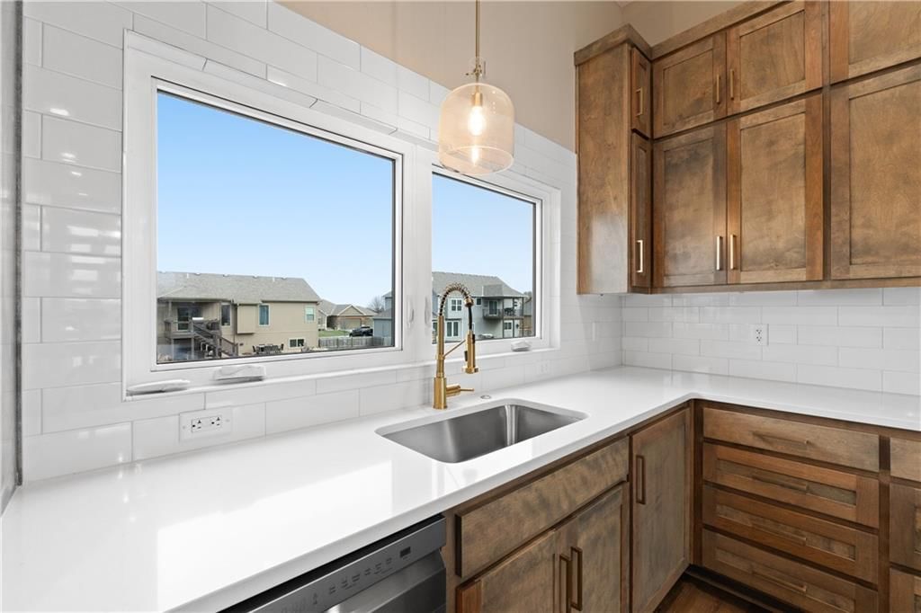 808 W Rader Street — photo 20