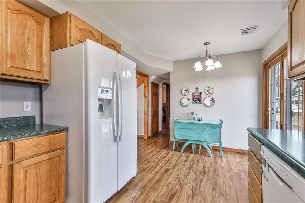 325 S Delaware Street — photo 8