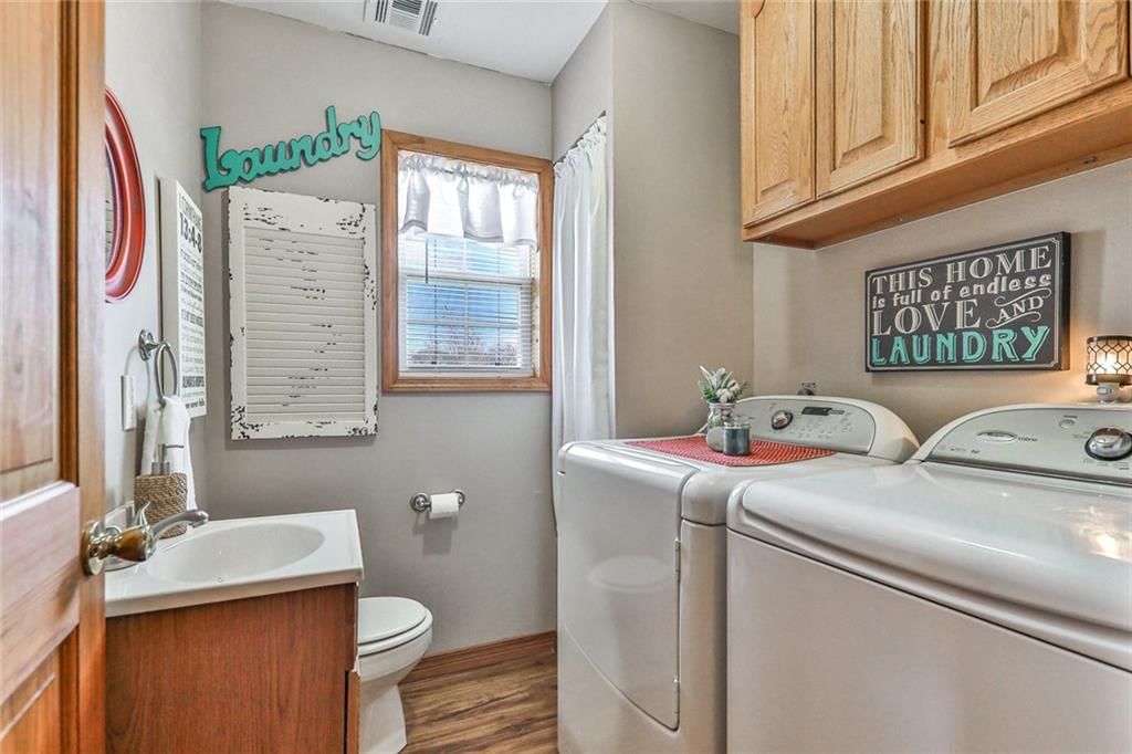 325 S Delaware Street — photo 9