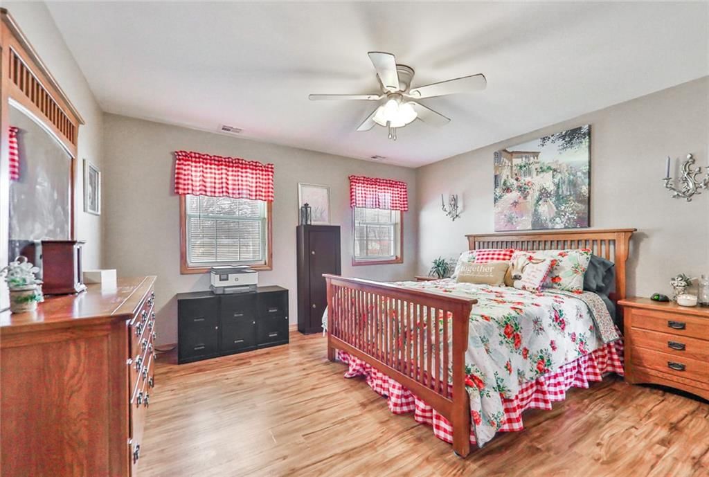 325 S Delaware Street — photo 10