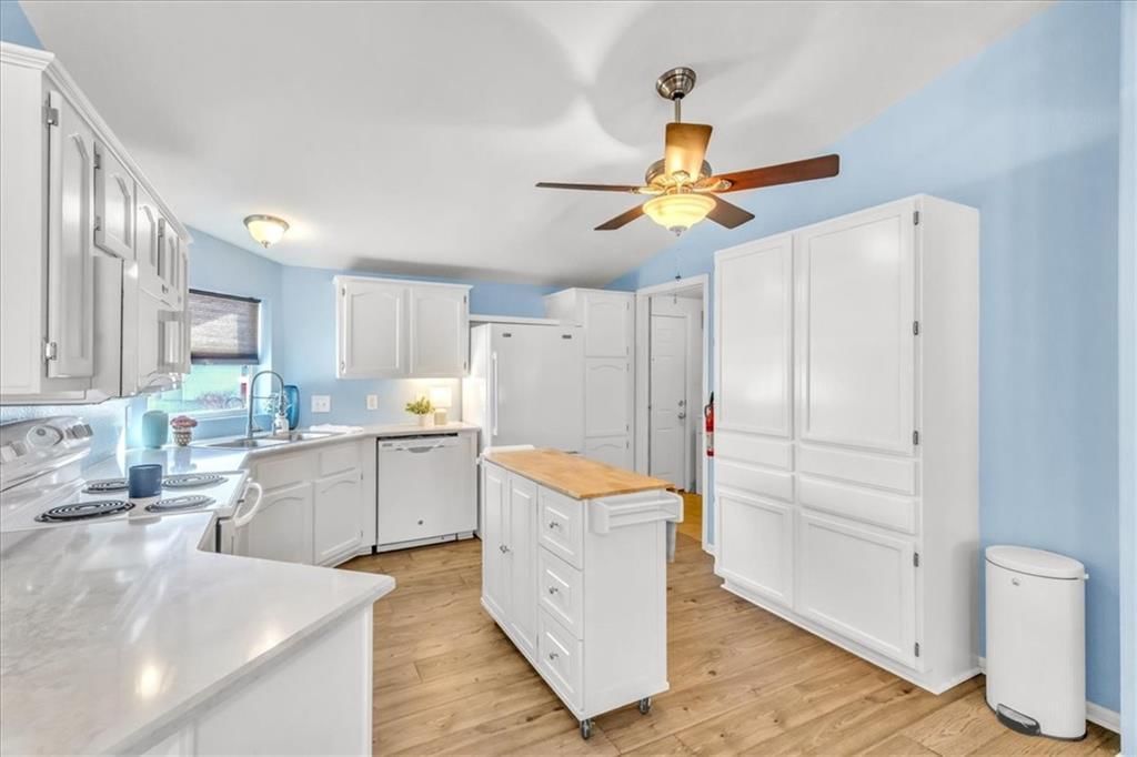 404 NE Poplar Court — photo 12