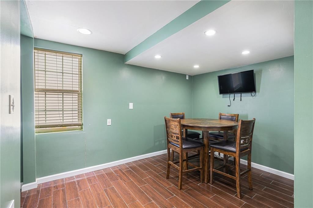 3121 Delavan Avenue — photo 8