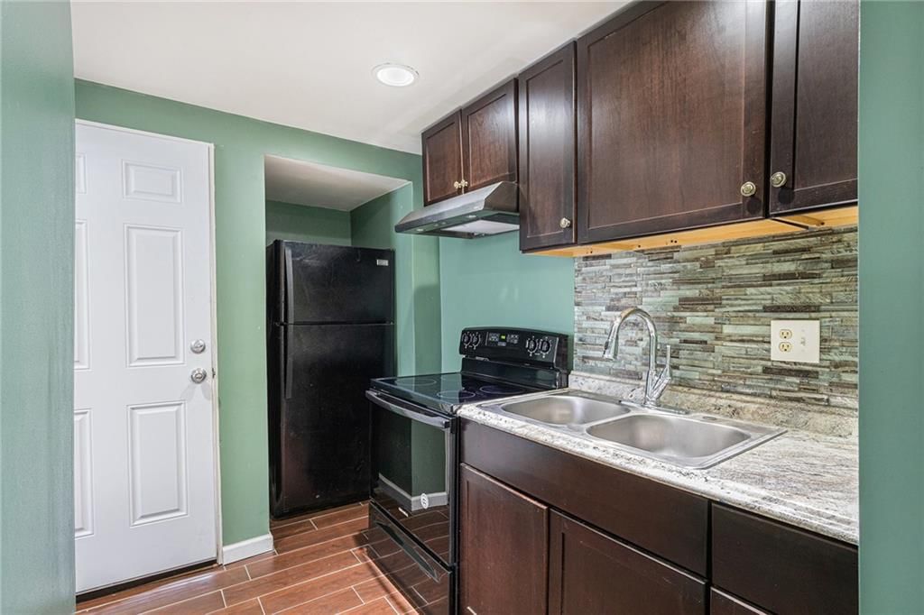 3121 Delavan Avenue — photo 10