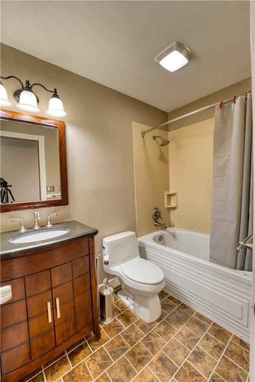704 NE Hunters Ridge Street — photo 16