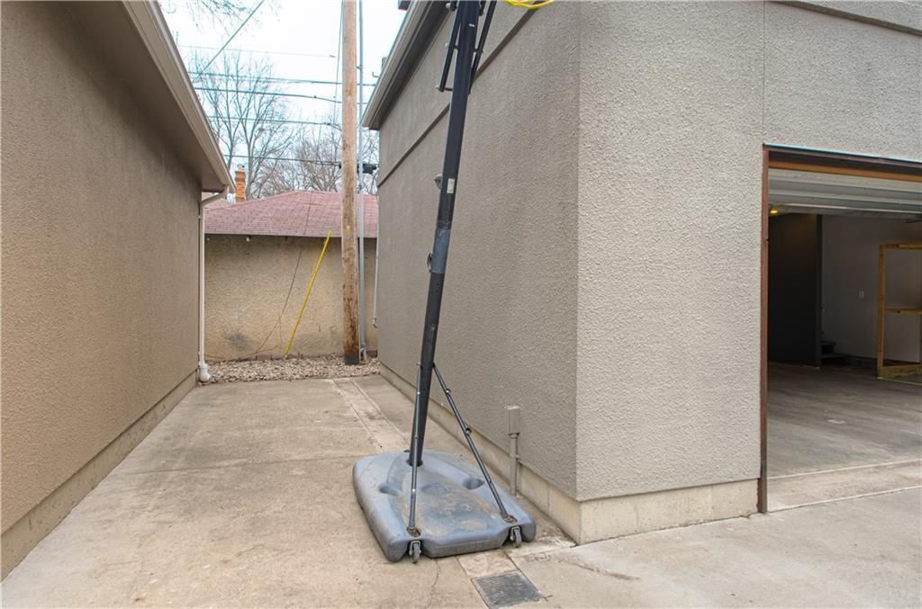 1012 W 71st Terrace — photo 44