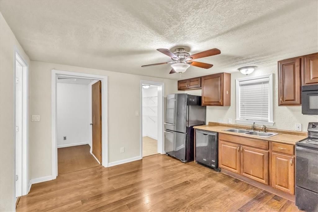 136 N Brookside Avenue — photo 10