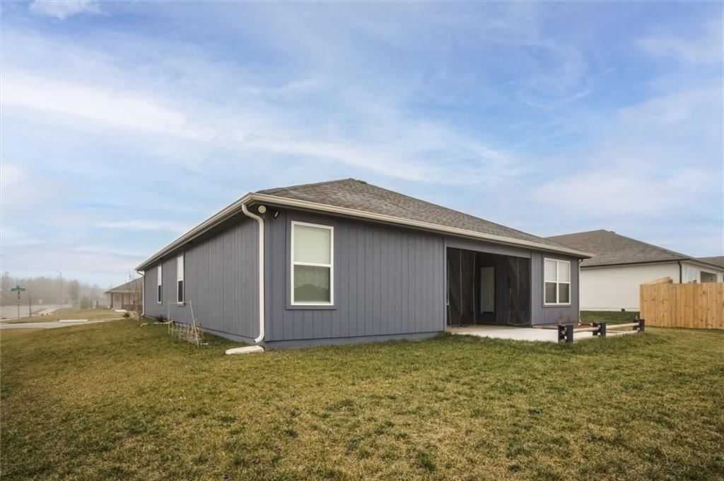 533 SE Laurel Drive — photo 4