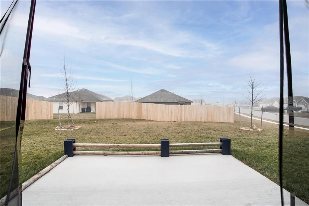 533 SE Laurel Drive — photo 6
