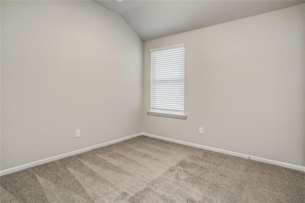 533 SE Laurel Drive — photo 10