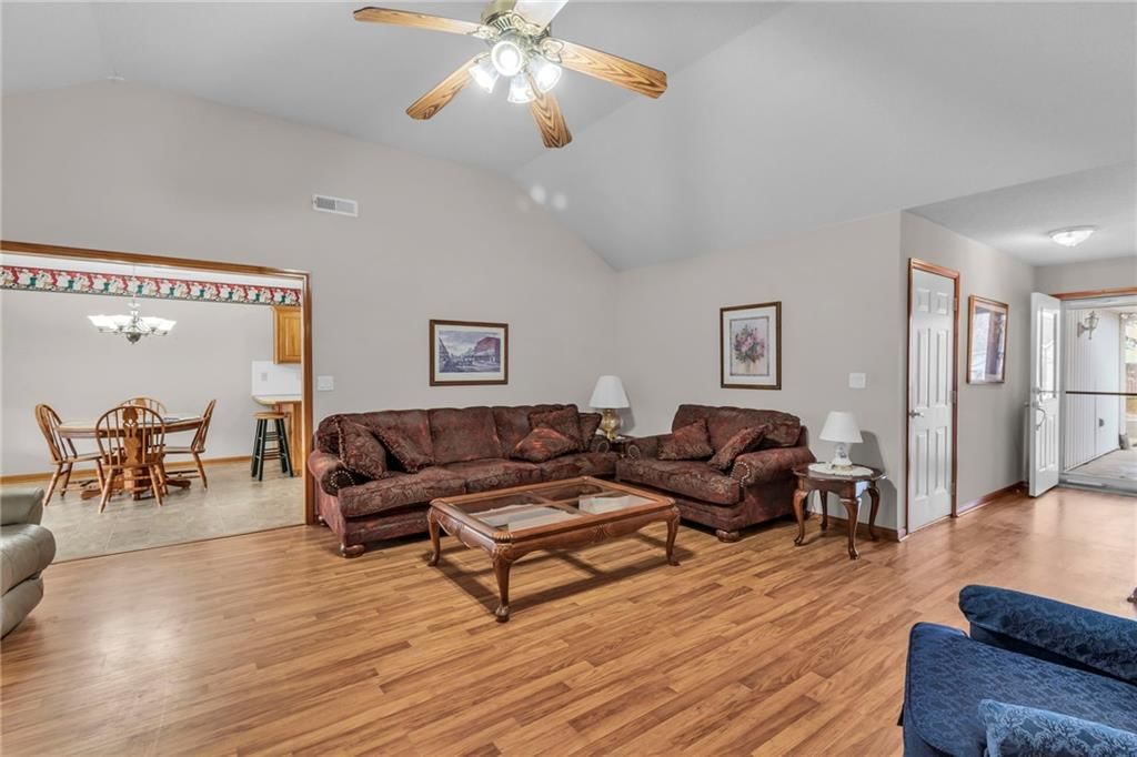 407 SW Crestview Drive — photo 3