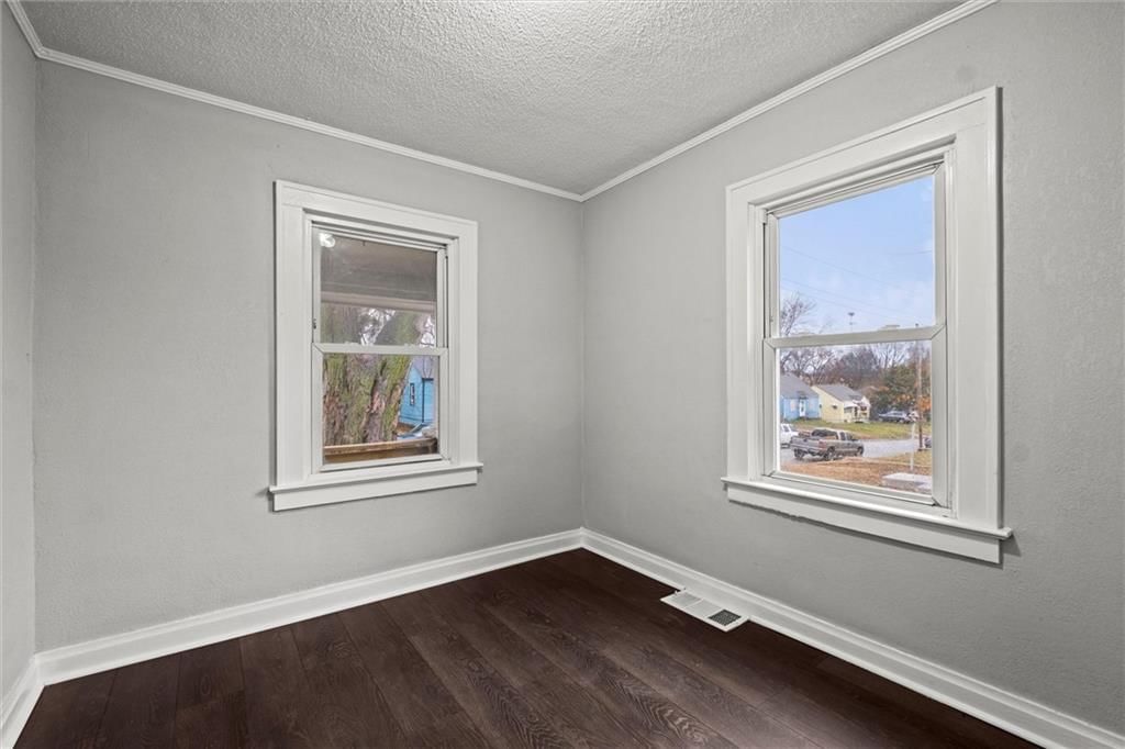 3208 Delavan Avenue — photo 8