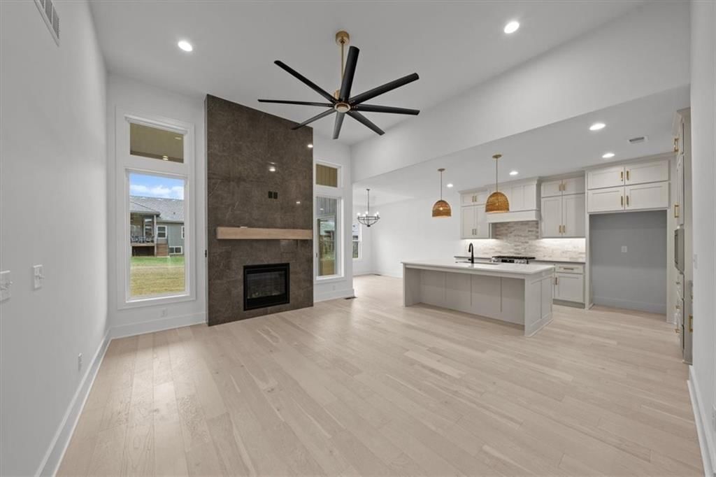 827 NE Algonquin Street — photo 3
