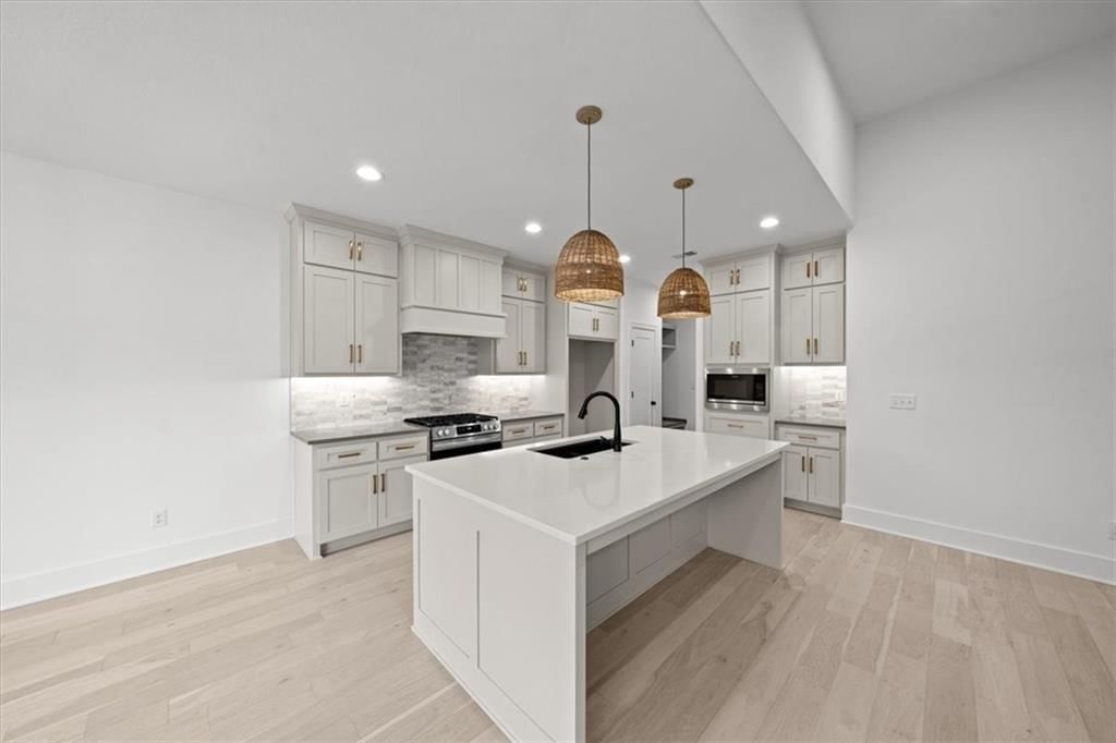 827 NE Algonquin Street — photo 8