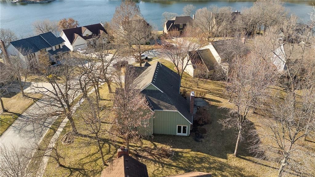 129 NE Edgewater Drive — photo 4