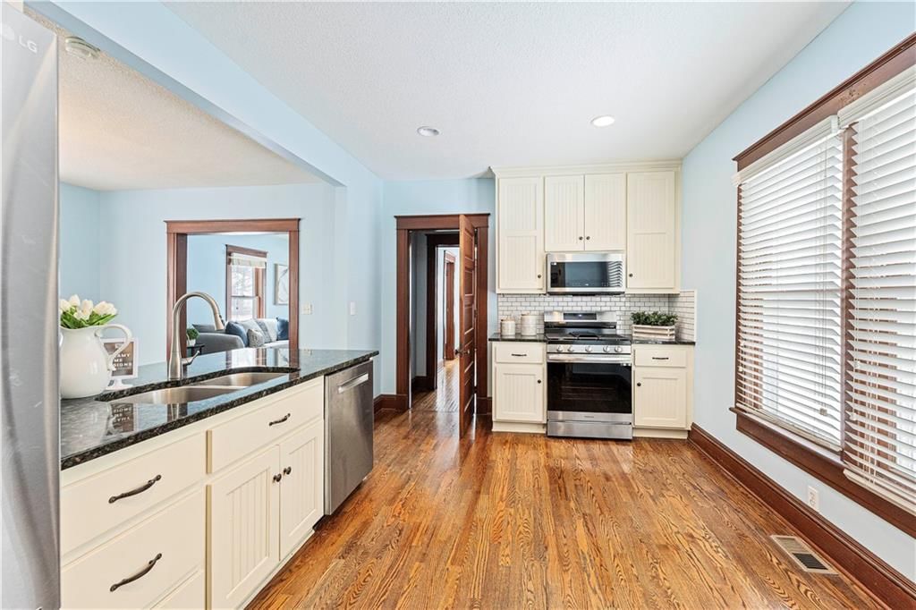 430 E Kansas Street — photo 19