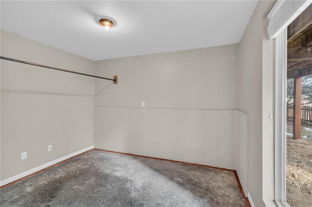 9703 N LAUREL Avenue — photo 32