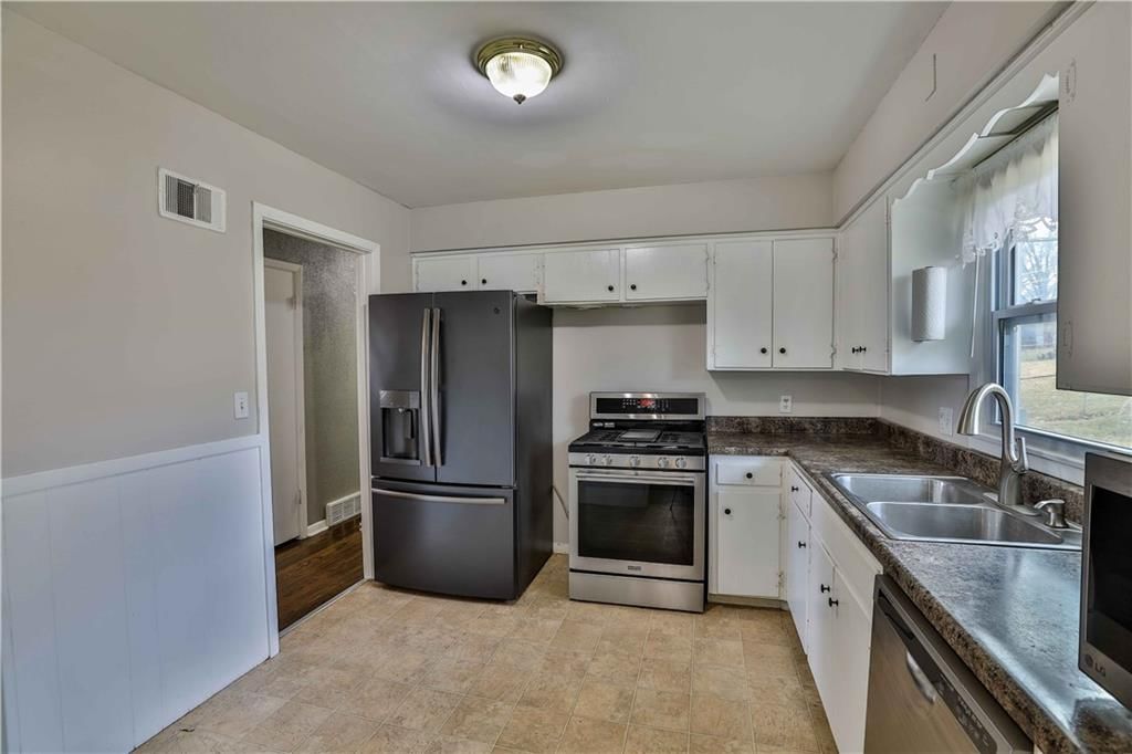10200 TRACY Avenue — photo 6