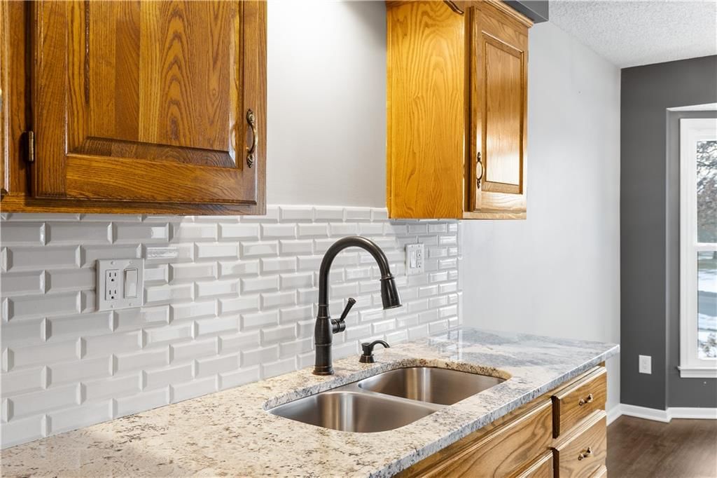 225 SE Ridgeview Drive — photo 10
