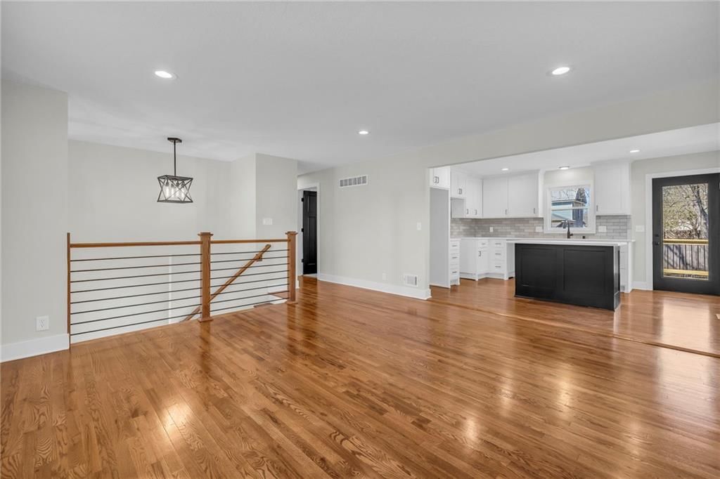 2904 N 154th Terrace — photo 5