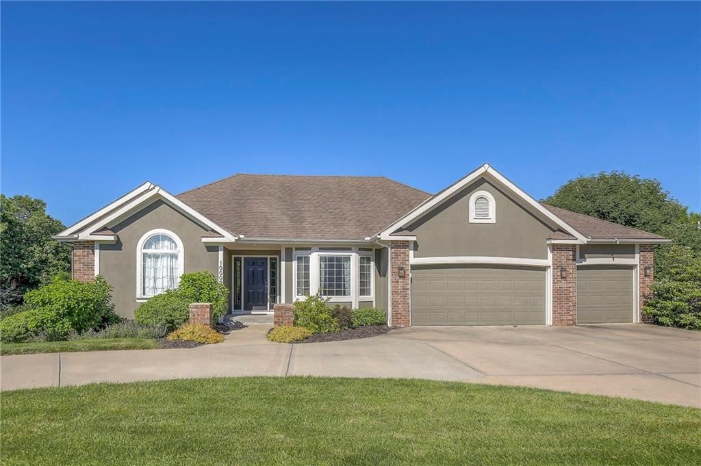 10009 NW Crooked Road, Parkville, MO