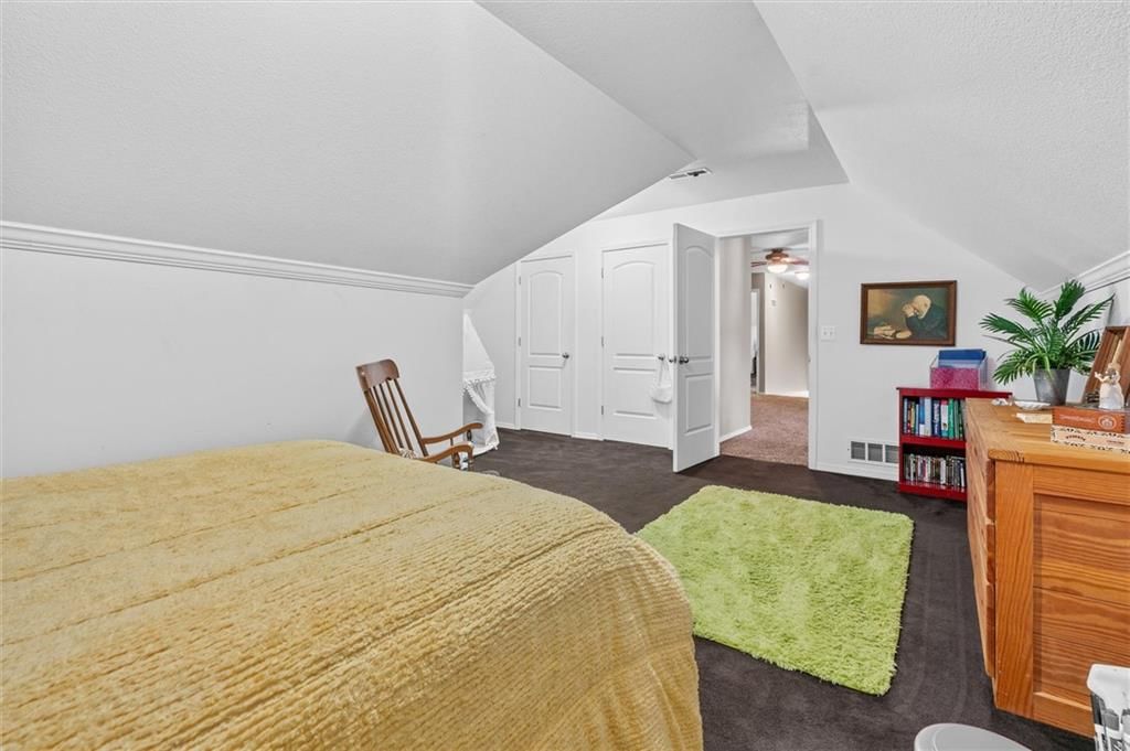 105 E Elm Street — photo 39