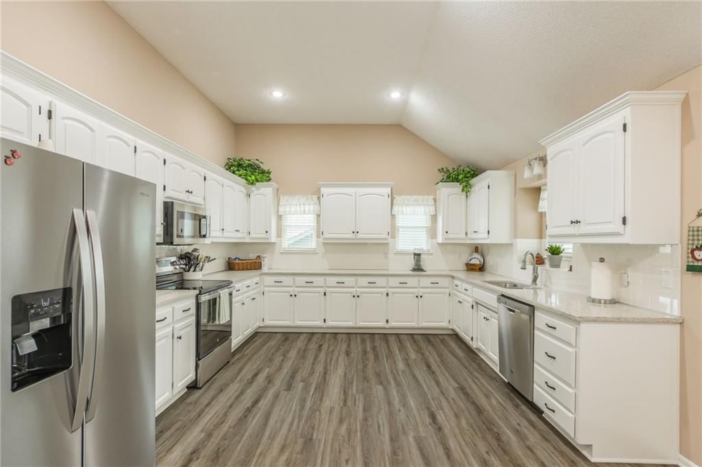 1230 Holly Court — photo 5