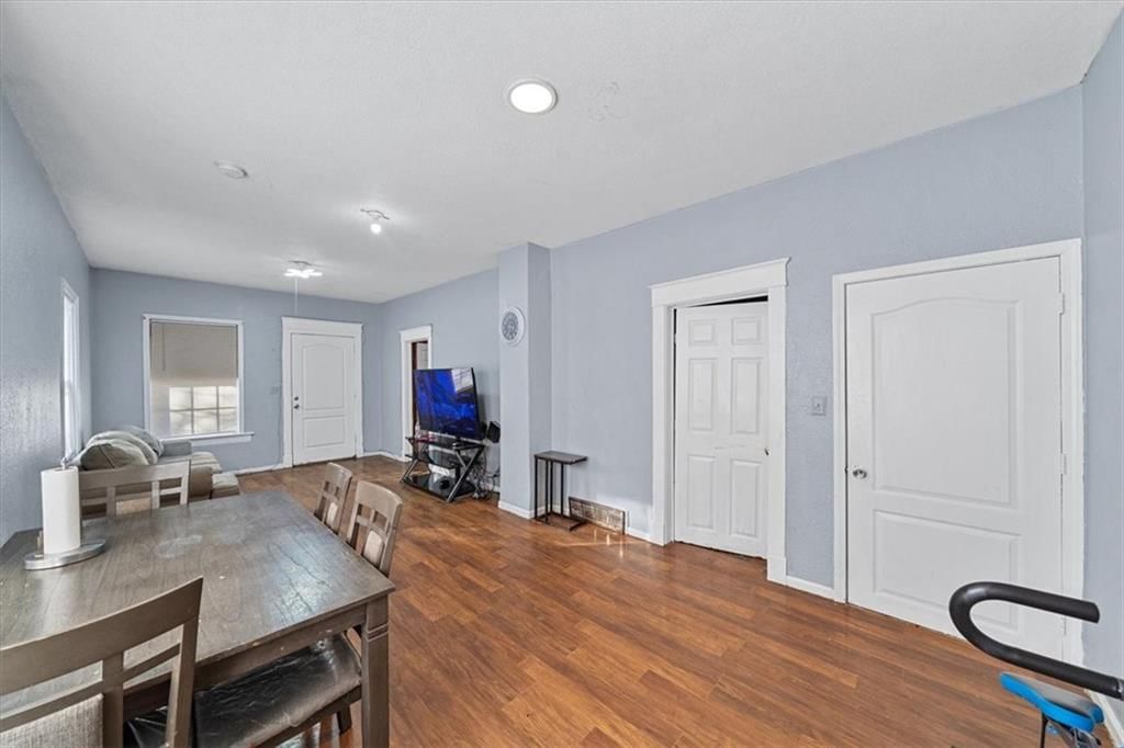1733 Corrington Avenue — photo 6