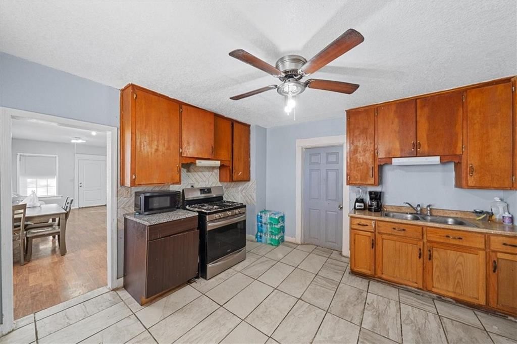 1733 Corrington Avenue — photo 9