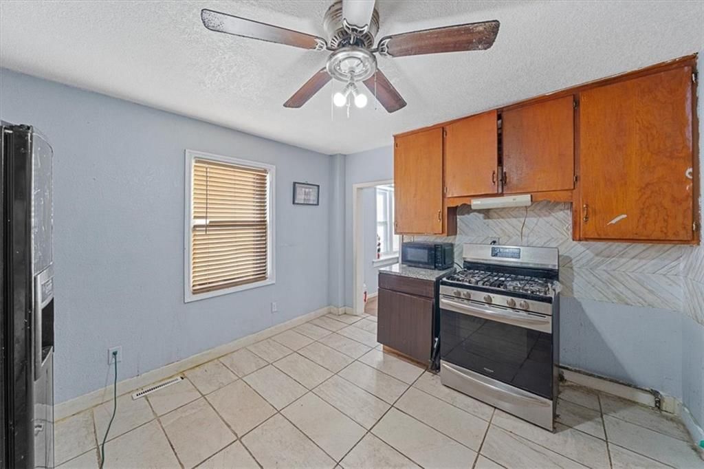 1733 Corrington Avenue — photo 10