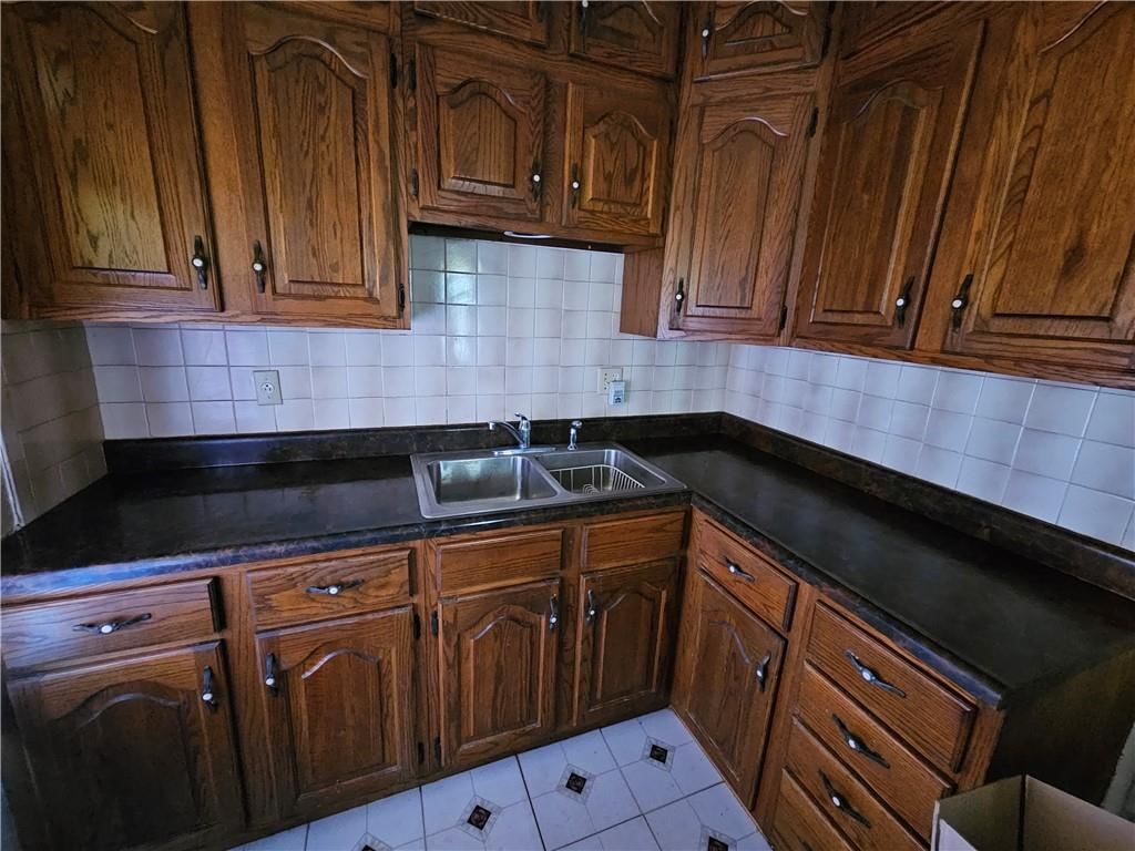 3927 Kensington Avenue — photo 9