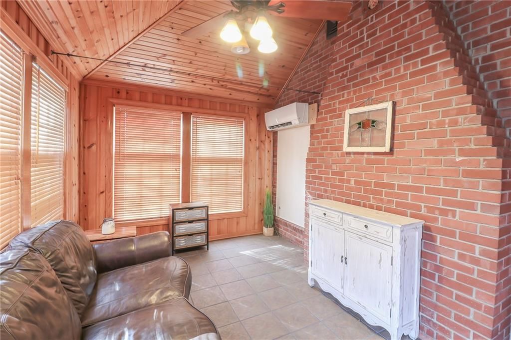 104 E Hunt Avenue — photo 25
