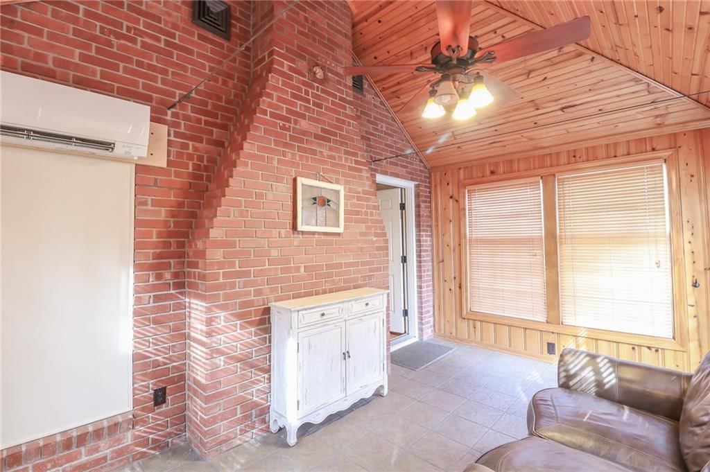 104 E Hunt Avenue — photo 26