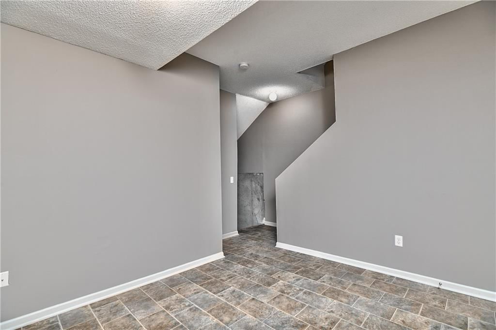 256 N Hedge Lane — photo 32