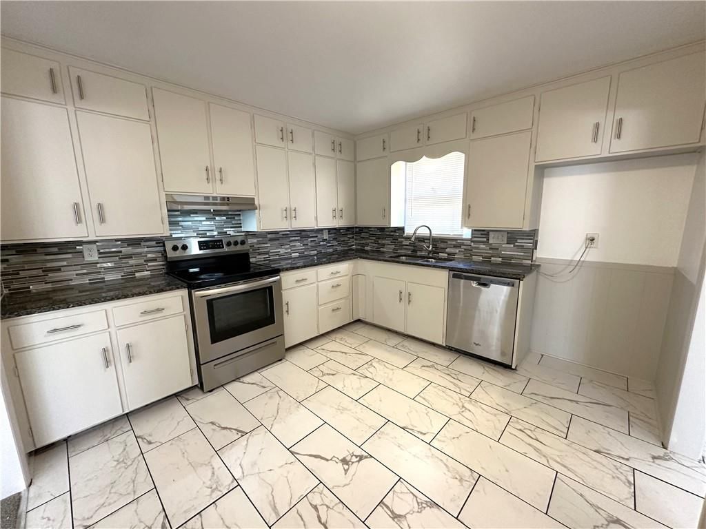 8307 Manning Avenue — photo 3