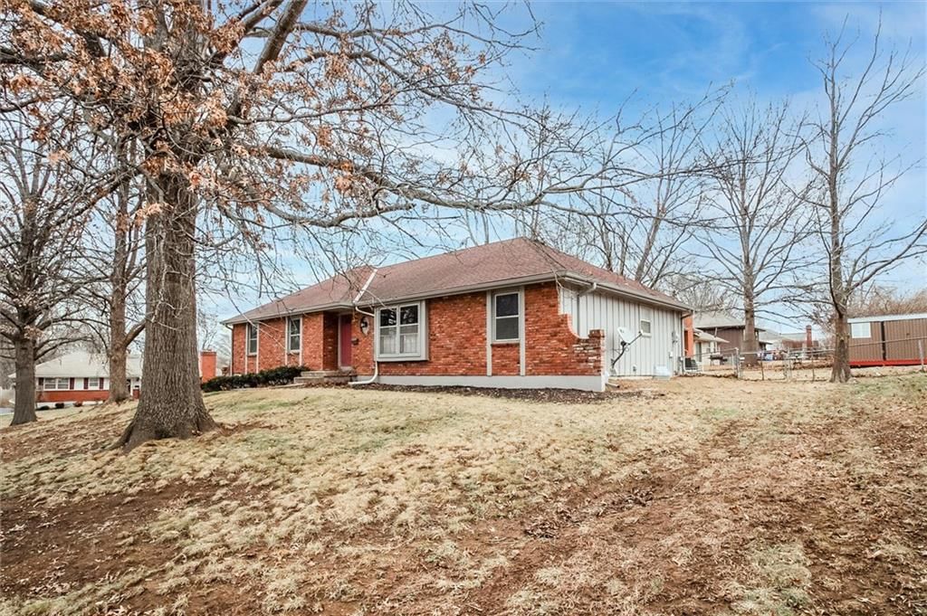 8525 Hawthorne Avenue — photo 3