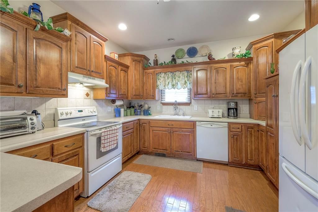 908 Glengera Street — photo 14