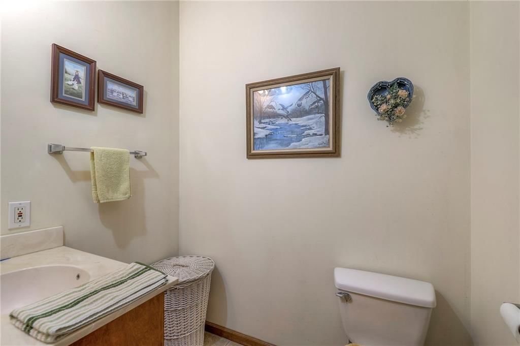 908 Glengera Street — photo 17